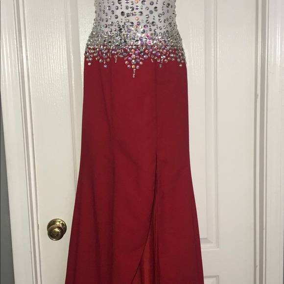 Sparkling and dazzling red gown - Picture 5 of 6